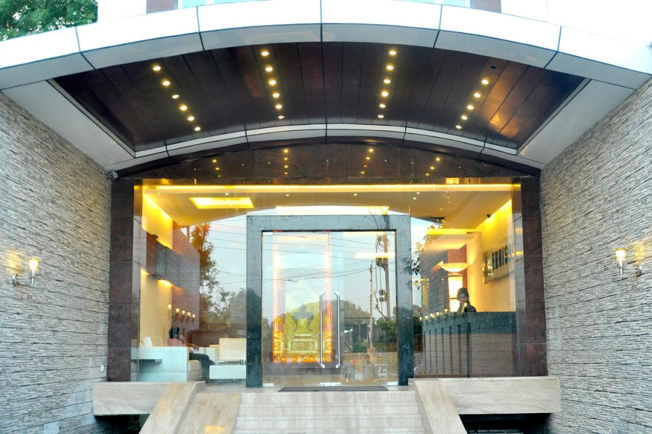 Eddison Hotel Gurgaon Esterno foto
